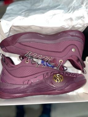 Men’s Athletic Sneakers in Maroon - Stylish Everyday Performance